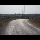 Wie ein silbernes Band leuchtet die Straße in der Abendsonne